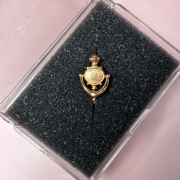 Vintage Avon Gold Door Knocker Award Pin – 1970s Rep Recognition Pin - Picture 4 of 4